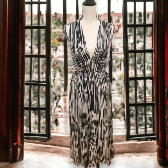 Alice + Olivia Dresses & Skirts - NWOT Alice + Olivia Lexa Plunge Maxi Dress